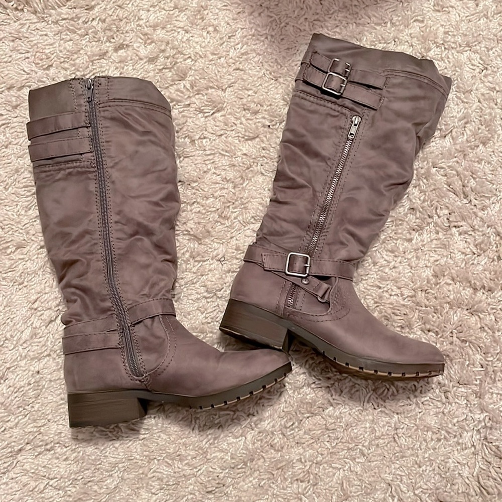 KOHL’S gray faux suede knee high boots, w/ full length zipper to get in, size 8
